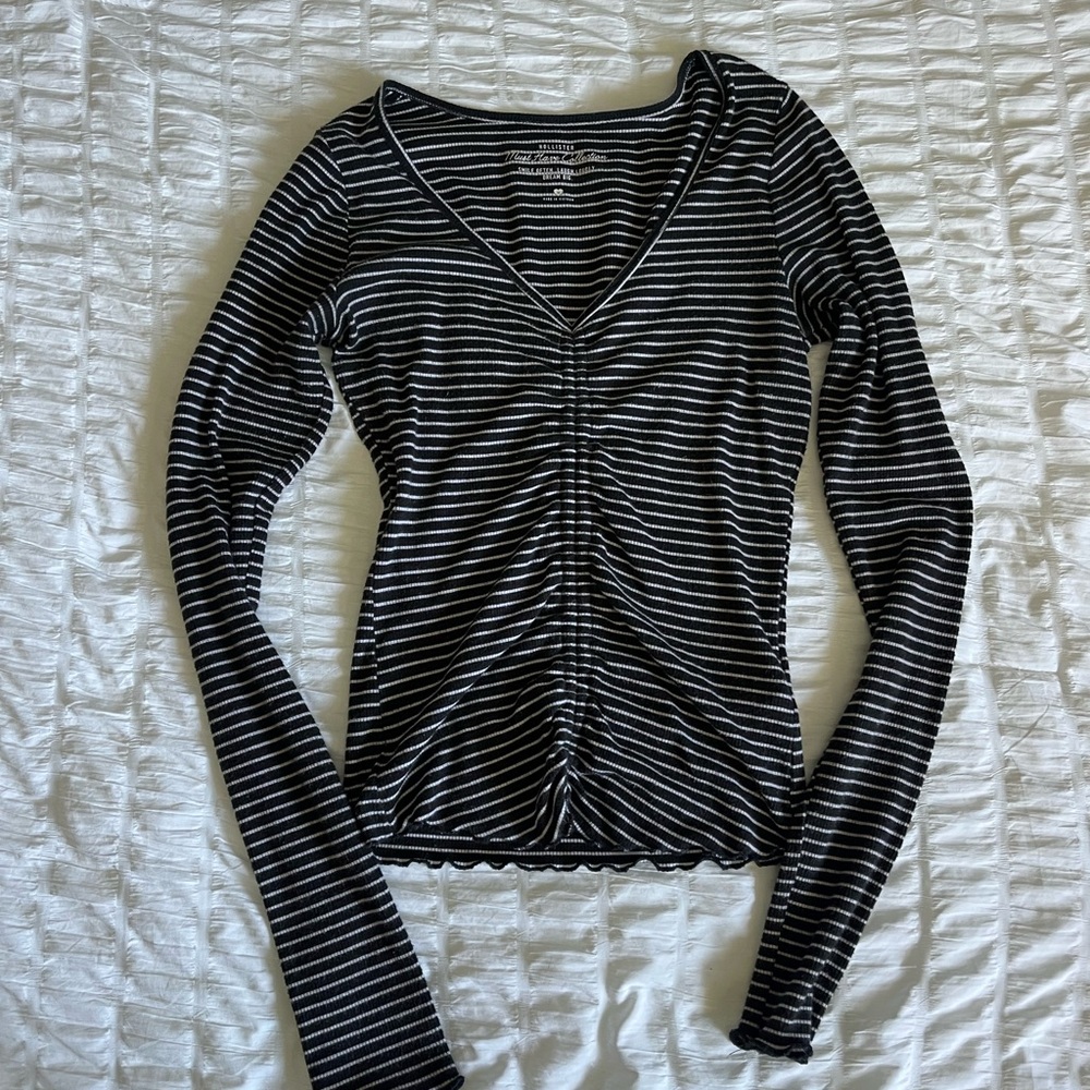 Hollister long sleeve fitted v-neck top